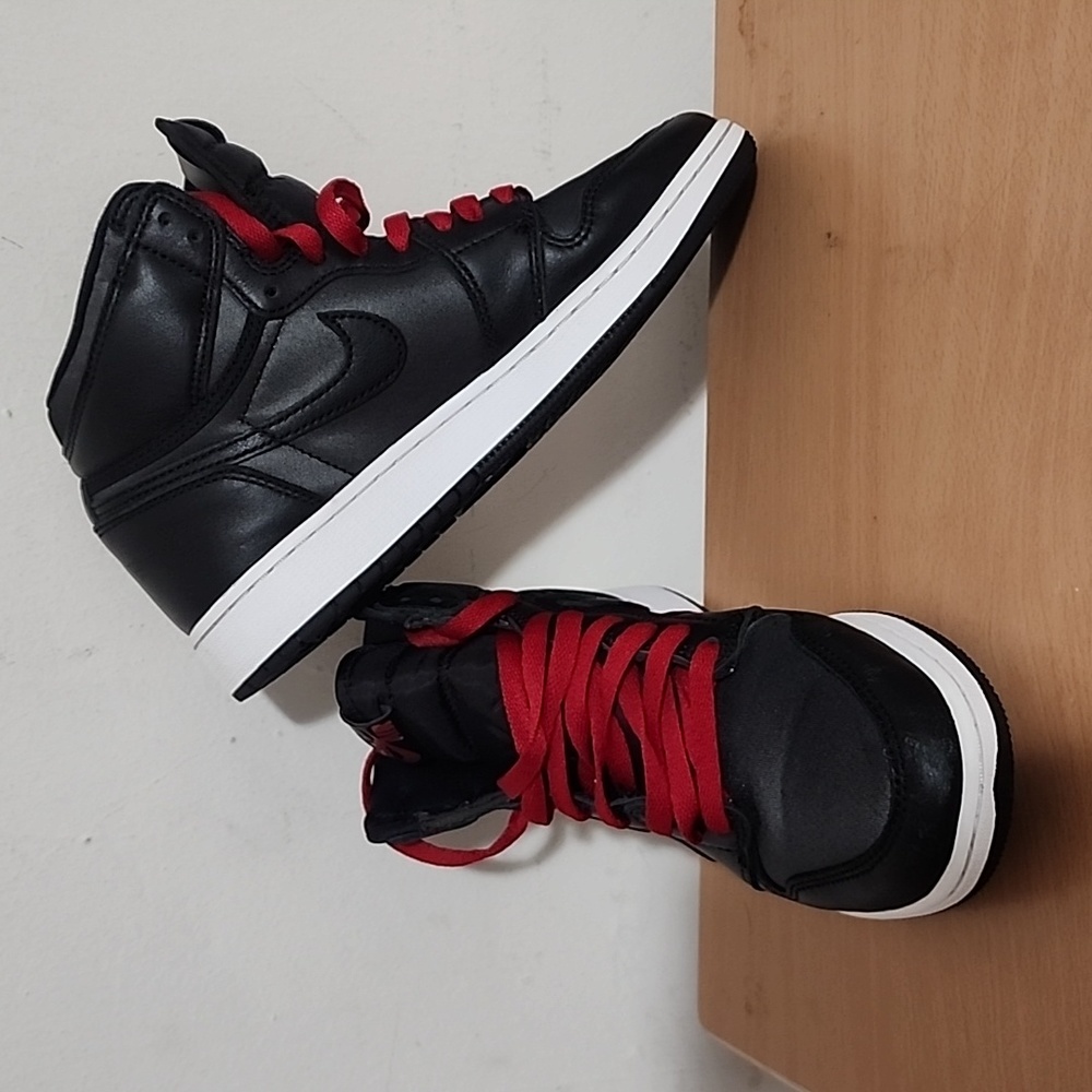 AIR JORDAN RETRO 1 HIGH SATIN BLACK (GS) SIZE 6Y.